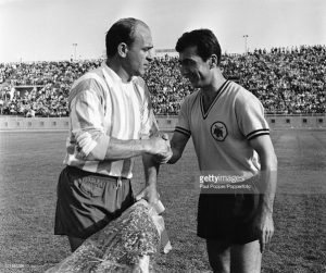 Με τον Αλφρέδο ντι Στέφανο, αρχηγό της Εσπανιόλ, πριν από ένα παιχνίδι στην Αθήνα,στις 29 Σεπτεμβρίου του 1965 που η ΑΕΚ κέρδισε με 3-2. 