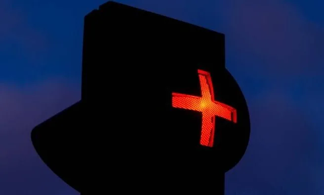 b64e8556-red-cross-traffic-light-2