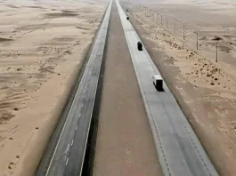 Η πιο ευθεία διαδρομή του κόσμου διασχίζει μια ολόκληρη έρημο