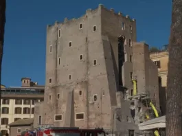 Πανικός στη Ρώμη: Βίντεο από τη στιγμή της κατάρρευσης μεσαιωνικού πύργου – Ένας εργάτης τραυματίστηκε