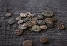 Ανακαλύφθηκαν ράβδοι και χρυσά νομίσματα σε χωράφι – Τι γνωρίζουμε για την προέλευσή τους