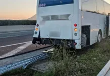 Χανιά: Θυελλώδεις άνεμοι ανέτρεψαν λεωφορείο στη μέση του δρόμου