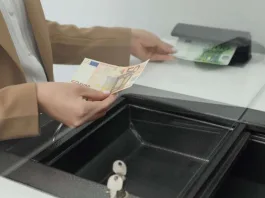 Tι χάνουν τα ελληνικά νοικοκυριά από τα χαμηλά επιτόκια καταθέσεων (πίνακες)