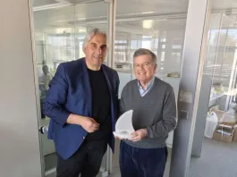 Μεγάλη δωρεά υπέρ υγειονομικής περίθαλψης Τήνου απ’ τον Θανάση Μαρτίνο Ο δήμαρχος Τήνου Παναγιώτης Κροντηράς (αριστερά) με τον μεγάλο δωρητή Αθανάσιο Μαρτίνο