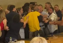 «Με είπαν καραγκιόζη»: Τι είπε ο δήμαρχος Ηλιούπολης στο OPEN για τις εικόνες φαρ ουέστ στο δημοτικό συμβούλιο