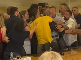 «Με είπαν καραγκιόζη»: Τι είπε ο δήμαρχος Ηλιούπολης στο OPEN για τις εικόνες φαρ ουέστ στο δημοτικό συμβούλιο