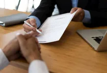 Οι απευθείας αναθέσεις απαιτούν διαφάνεια και μέτρο