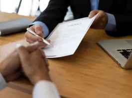 Οι απευθείας αναθέσεις απαιτούν διαφάνεια και μέτρο