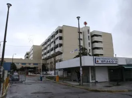 Μεγάλη αναστάτωση στο Θριάσιο: 50 Ρομά τα έκαναν «γυαλιά καρφιά» επειδή καθυστερούσε μια εξέταση
