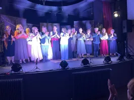 «Η γυνή ως άμπελος»: Η σκηνοθέτης Ανδρομάχη Μαρκοπούλου κι ο ερασιτεχνικός θίασος αποθεώθηκαν στη Ραφήνα.