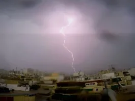 Τρόμαξε από κεραυνό και έπαθε ανακοπή καρδιάς: Γυναίκα από την Ηλιούπολη νοσηλεύεται διασωληνωμένη