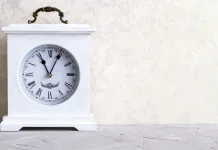 Αλλαγή ώρας 2026: Νωρίτερα γυρίζουμε φέτος τα ρολόγια μας στη χειμερινή ώρα