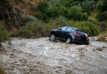 Πού υπάρχουν προβλήματα από την κακοκαιρία: Νέα επιδείνωση από τα μεσάνυχτα, πότε υποχωρεί