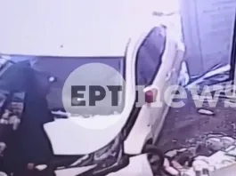 Νέα Μάκρη: Αυτοκίνητο «μπούκαρε» σε φαρμακείο – Η οδηγός μπέρδεψε το γκάζι με το φρένο