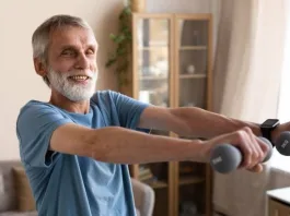 Μόλις τέσσερα λεπτά άσκησης την ημέρα μπορούν να βελτιώσουν δραματικά τη δύναμη μετά τα 65