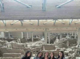 1ο ΓΕΛ Ραφήνας: 3ήμερο εκπαιδευτικό ταξίδι στη Σαντορίνη, για τις νικήτριες του ευρωπαϊκού προγράμματος Erasmus+