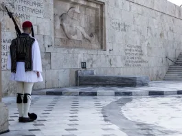 Το Μνημείο του Αγνώστου Στρατιώτη αποκτά νέα όψη, 94 χρόνια μετά τα αποκαλυπτήριά του – Η άσφαλτος αντικαθίσταται από μάρμαρο