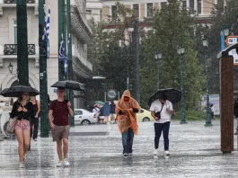 «Σαρώνει» την Αττική η κακοκαιρία – Ποτάμια οι δρόμοι της Αθήνας, πού θα «χτυπήσουν» τα φαινόμενα τις επόμενες ώρες